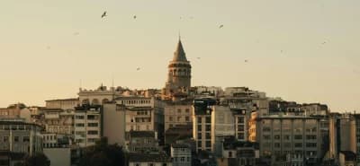 Beyoğlu sokaklarında tarihi binalar ve Galata Kulesi manzarası