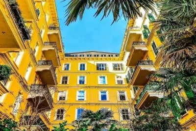 İstanbul Galata Doğan Apartmanı tarihi sarı bina