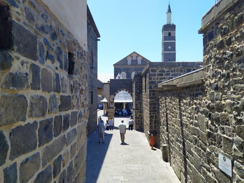 Diyarbakır Ulu Cami avlusu ve sütunlu revakları